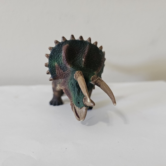 Safari Ltd TRICERATOPS Dinosaur Figure - Picture 2 of 7